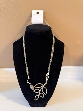 Coldwater Creek, Gold Leaf Necklace, Gold tone.
Double strand chain NWT